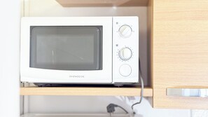 A microwave oven on a wooden shelf in a kitchen. - Cà 4 Nevodi Jennifer by Ca-Sa Check - MS 2 NTCà 4 Nevodi Jennifer by Ca-Sa Check - MS 2 NT (Chioggia)