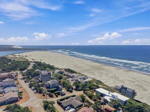 A coastal residential area with houses, a beach, and the ocean. - Coastal Cottage Near Yaquina Views, Sleeps 6 (Newport)