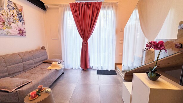 Căn hộ (1 Bedroom) | Khu phòng khách | Smart TV 32-inch có truyền hình cáp