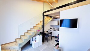 Căn hộ (1 Bedroom) | Bếp nhỏ riêng | Lò vi sóng, ấm điện, ghế cao cho trẻ em