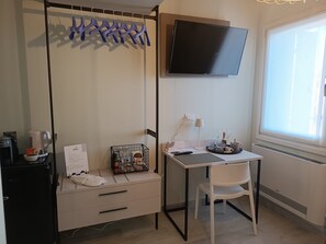A hotel room with a bed, a desk with a chair, a TV, and a window. - Do Campanili by Ca-sa Check (Chioggia)