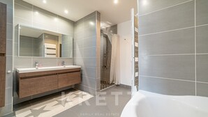 Bathroom - Vrbo Property (Générac)
