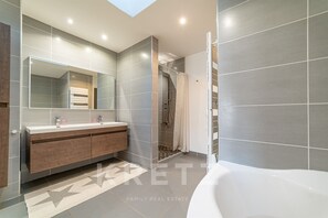 Bathroom - Vrbo Property (Générac)
