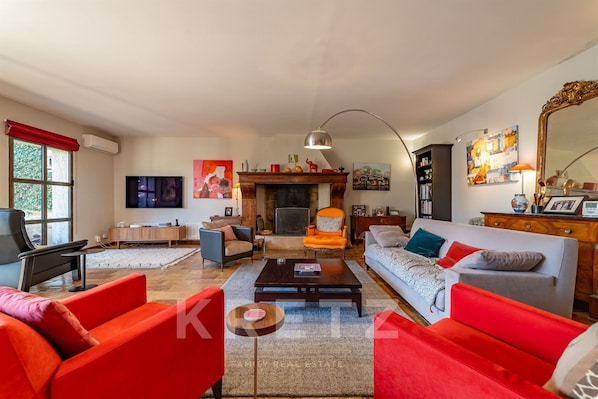 Living area - Vrbo Property (Générac)