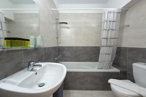 Sèche-cheveux, serviettes fournies, savon, papier toilette