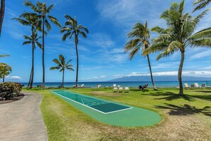 A shuffleboard court with a clear view of the ocean and palm trees. - Ocean View Maui Studio Papakea C204 Near Kaanapali Beach (Lahaina)