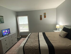 Room - Cozy West Side Apartment (Springfield)