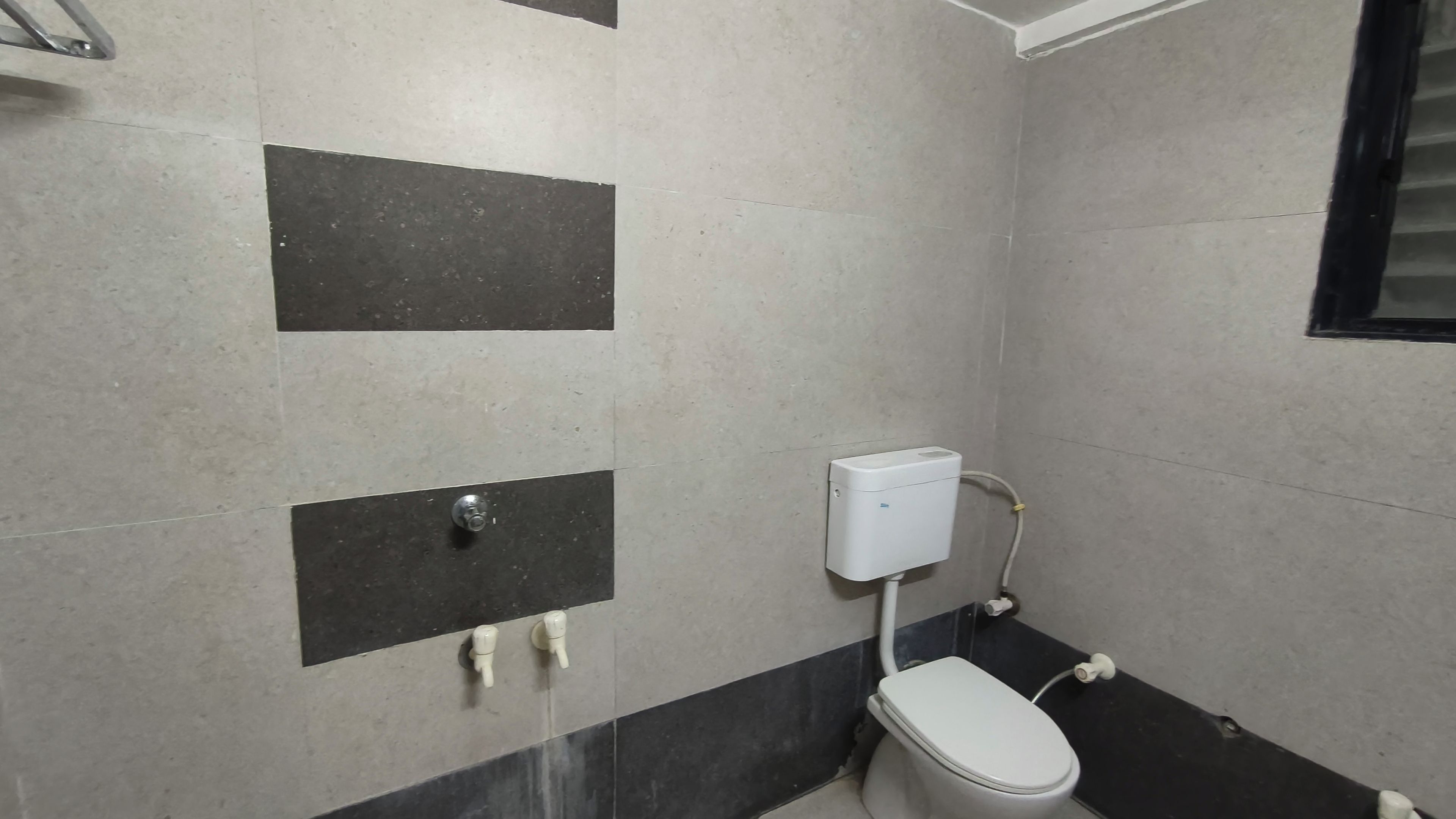 Ein kleines Badezimmer mit Toilette, Wand-Bidet und Handtrockner.