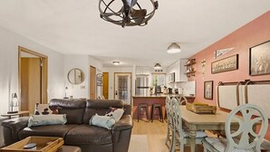 Smart TV, fireplace - Cozy and quiet 2 bedroom condo at Hidden Valley (Hidden Valley)