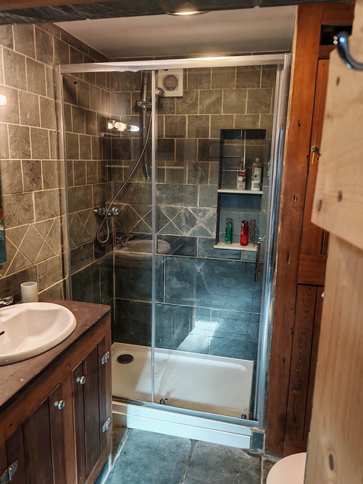 Shower, towels