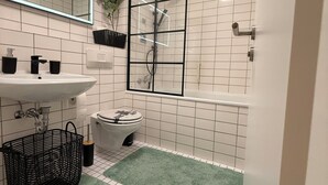 Haartrockner, Handtücher, Toilettenpapier