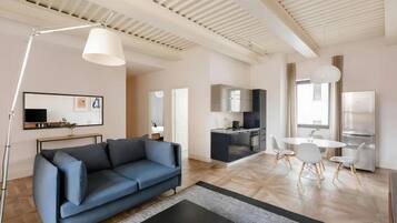 Apartment with Terrace | Wohnzimmer | 43-Zoll-Flachbildfernseher mit Kabelempfang