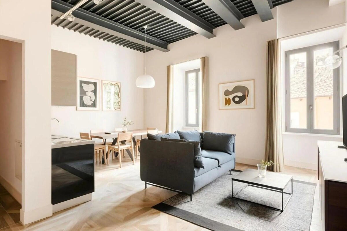 Ein modernes Wohnzimmer mit einer Couch, einem Couchtisch und einem Essbereich.