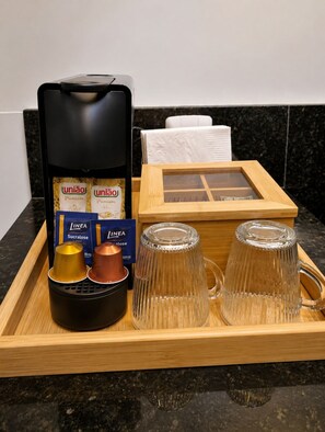 A tray with a coffee maker, two boxes of 'União Premium' tea, a box of 'INEA Sucralose', and two glass mugs on a kitchen counter. - Tatuapé | air conditioning + garage | EXPO Center Norte (São Paulo)