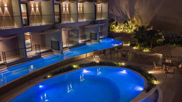 A multi-level hotel with a swimming pool and outdoor seating. - Essence Paradise Pousada Charme  (Bonito)