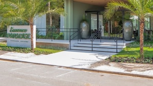 A modern building with a sign reading 'Essence Paradise.' - Essence Paradise Pousada Charme  (Bonito)