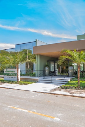 A modern building with a sign reading 'Essence Paradise.' - Essence Paradise Pousada Charme (Bonito)