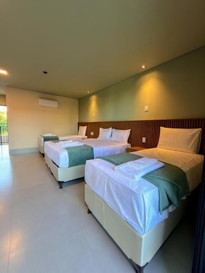 A hotel room with two beds, a wooden headboard, and a large window. - Essence Paradise Pousada Charme (Bonito)