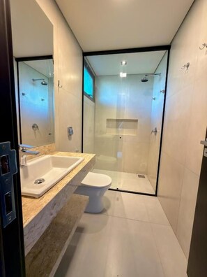 A modern bathroom with a glass-enclosed shower, a white sink, and a toilet. - Essence Paradise Pousada Charme (Bonito)