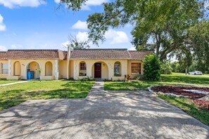 Exterior - Cozy 2-bedroom house in welcoming Seminole with AC (Seminole)