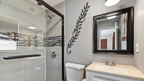 Douche, sèche-cheveux, serviettes fournies, savon