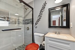 Shower, hair dryer, towels, soap - Cozy 2-bedroom house in welcoming Seminole with AC (Seminole)