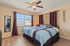 Iron/ironing board, WiFi, bed sheets - Cozy 2-bedroom house in welcoming Seminole with AC (Seminole)