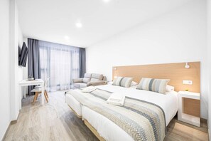 A modern hotel room with a large bed, a desk, and a chair. - Apartment for Couples in Valleseco (Valleseco)