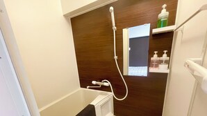 Asciugacapelli, asciugamani, sapone, shampoo