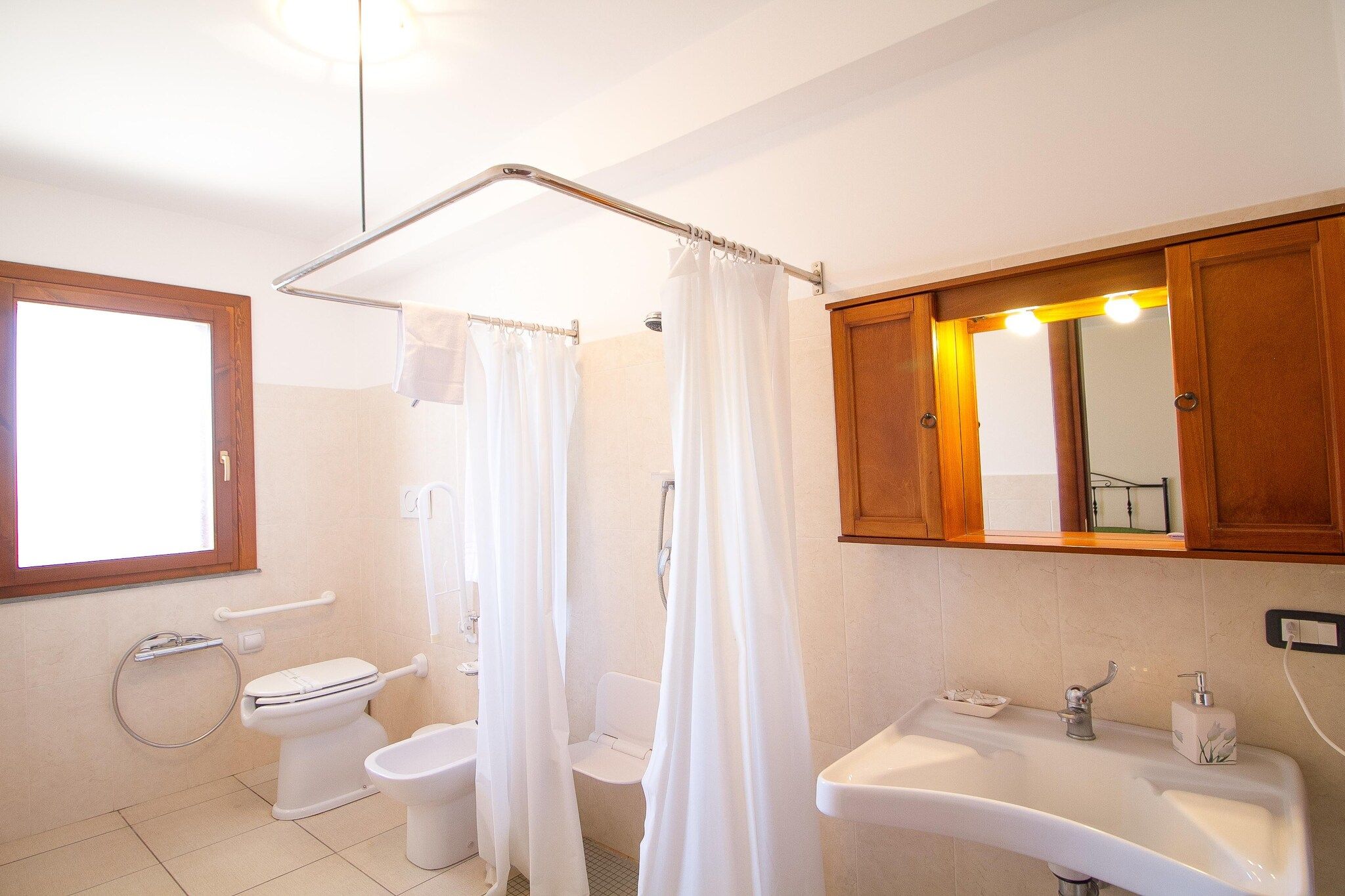 Ein Badezimmer mit Dusche, Toilette und Waschbecken.