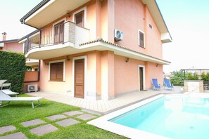 A two-story house with a swimming pool, a balcony, and a small garden area. - Spacious Sicilian Etna Villa (Trecastagni CT)