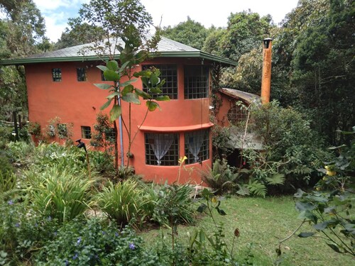House for 10 in an oak Forest Santa Elena
