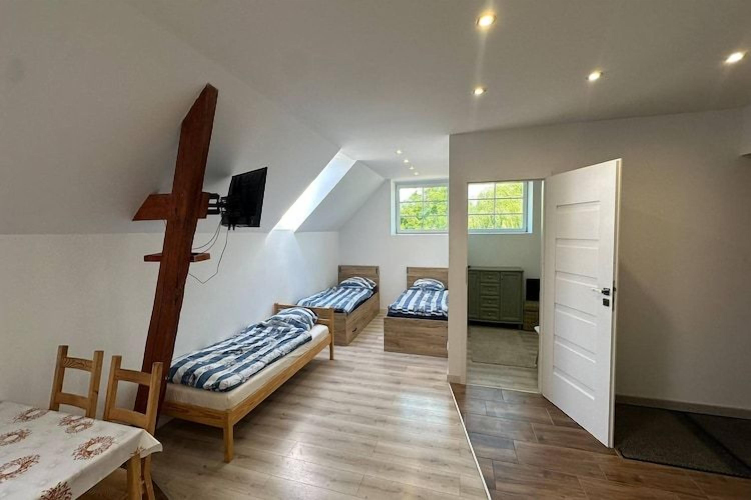 Travel crib, WiFi (free), bed sheets