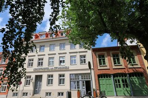 A building with a sign reading 'APARTHOTEL ST. MARIEN' indicating it is an apartment hotel. - Aparthotel An Sankt Marien (Stralsund)