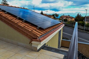 Un edificio residencial con paneles solares en el techo.