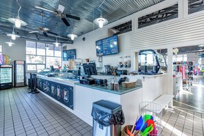 Get some ice cream - 🌴Dune's Perch: Beach Club Resort with Pool + Hot Tub + On-Site Dining (Gulf Shores)