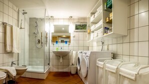Shower, hair dryer, bidet, towels - Vrbo Property (Ettenheim)