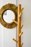 Un perchero de pared con un adorno circular tejido.