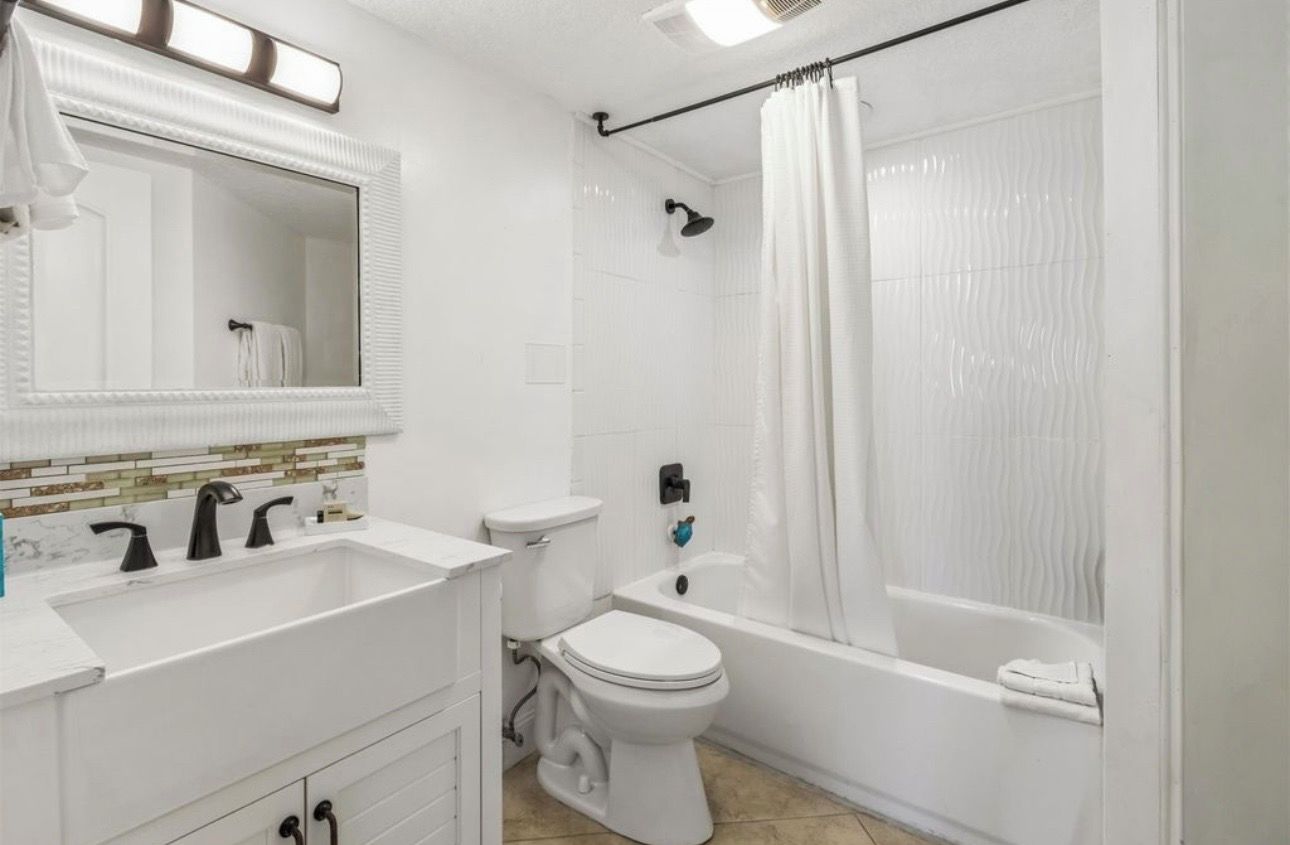 Un baño con lavabo, inodoro y bañera.