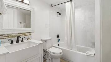 Un baño con lavabo, inodoro y bañera.
