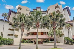 Un hôtel à plusieurs étages, doté d’un toit plat et d’une entrée centrale.