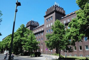 Exterior - Stylish 3-Bedroom Apartment with Balcony in Schöneberg (Berlin)