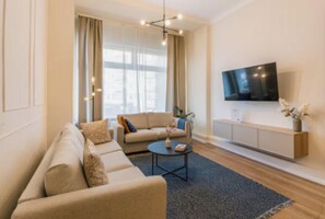 Living area - Stylish 3-Bedroom Apartment with Balcony in Schöneberg (Berlin)