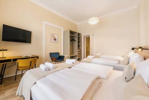 2 bedrooms, desk, iron/ironing board, free WiFi - Stylish 3-Bedroom Apartment with Balcony in Schöneberg (Berlin)
