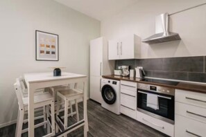 Private kitchen - Stylish 3-Bedroom Apartment with Balcony in Schöneberg (Berlin)