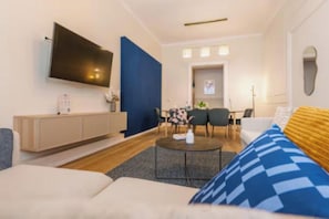 Living area - Stylish 3-Bedroom Apartment with Balcony in Schöneberg (Berlin)