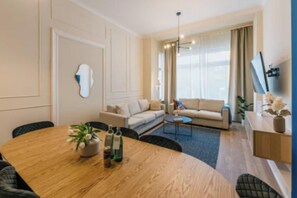 Smart TV - Stylish 3-Bedroom Apartment with Balcony in Schöneberg (Berlin)