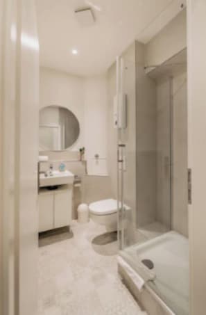 Hair dryer, towels, soap, toilet paper - Stylish 3-Bedroom Apartment with Balcony in Schöneberg (Berlin)