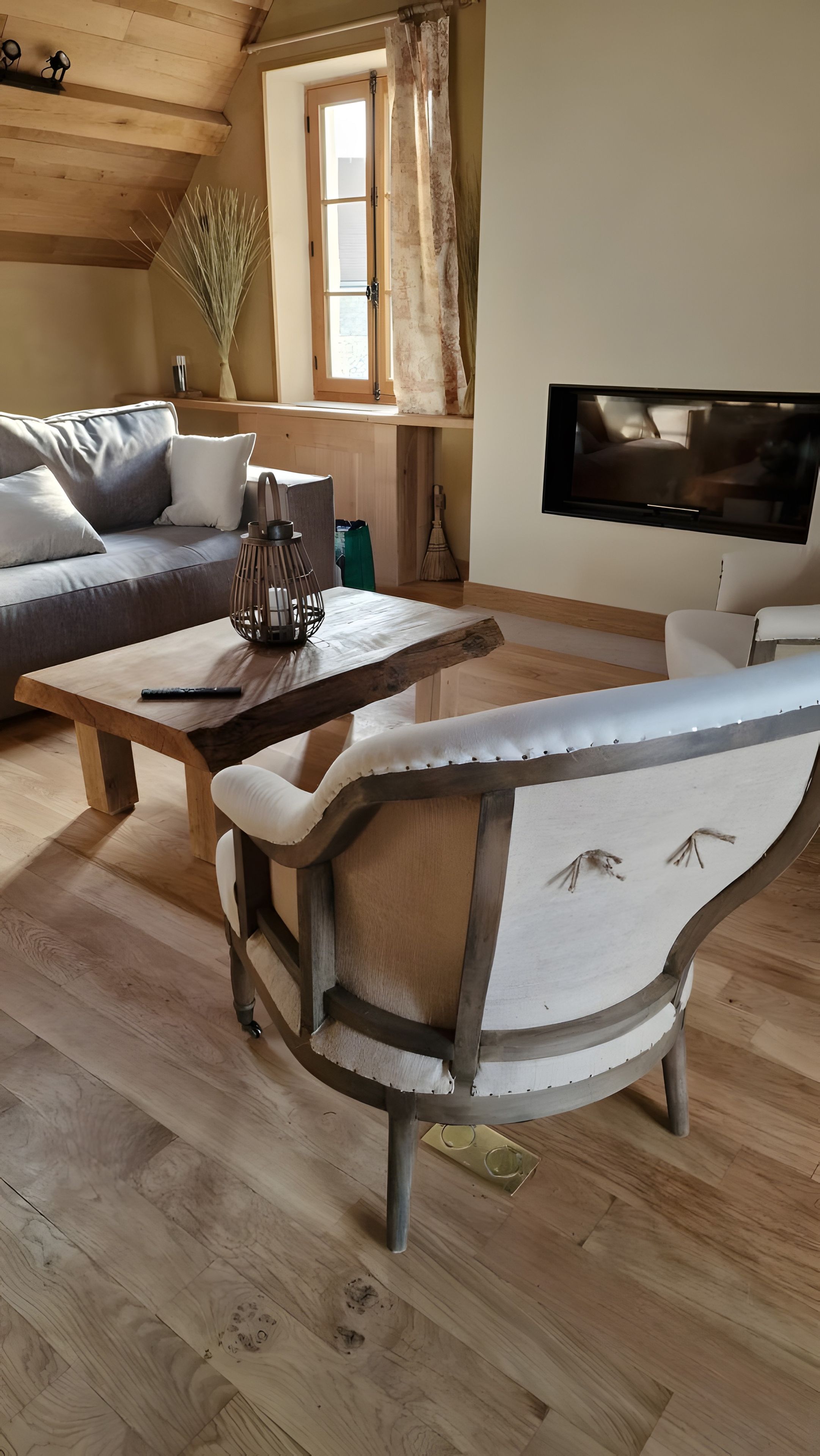 Un salon confortable avec un canapé, une table basse en bois et un téléviseur.