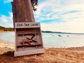 A DOG Stick LIBRARY with sticks and a dog paw on display. - House for 4 people near the GR34 – Pink Granite Coast – near Perros-Guirec (Trélévern)